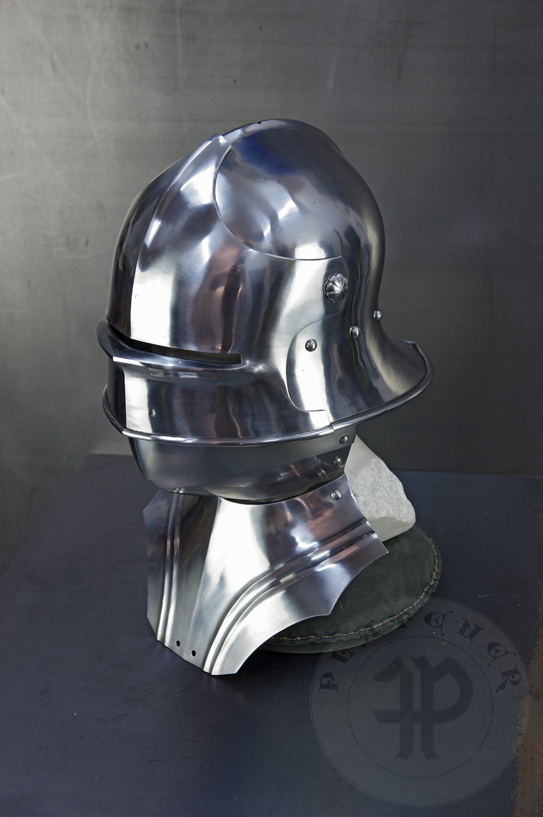 Sallet inspired by example from the Philadelphia Museum of Art; bevor inspired on Churburg CHS25 piece. Period: 1460-1470 Material: 2 mm steel with 0,3 % carbon. Heat treatment: sallet hardened and tempered up to 38 HRC and bevor up to 42 HRC. / Salada inspirowana na originale z Philadelphia Museum of Art; podbrdek oparty na oryginale z Churburga CHS25. Salada hartowana i odpuszczana do 38 HRC a podbrdek do 42 HRC.
